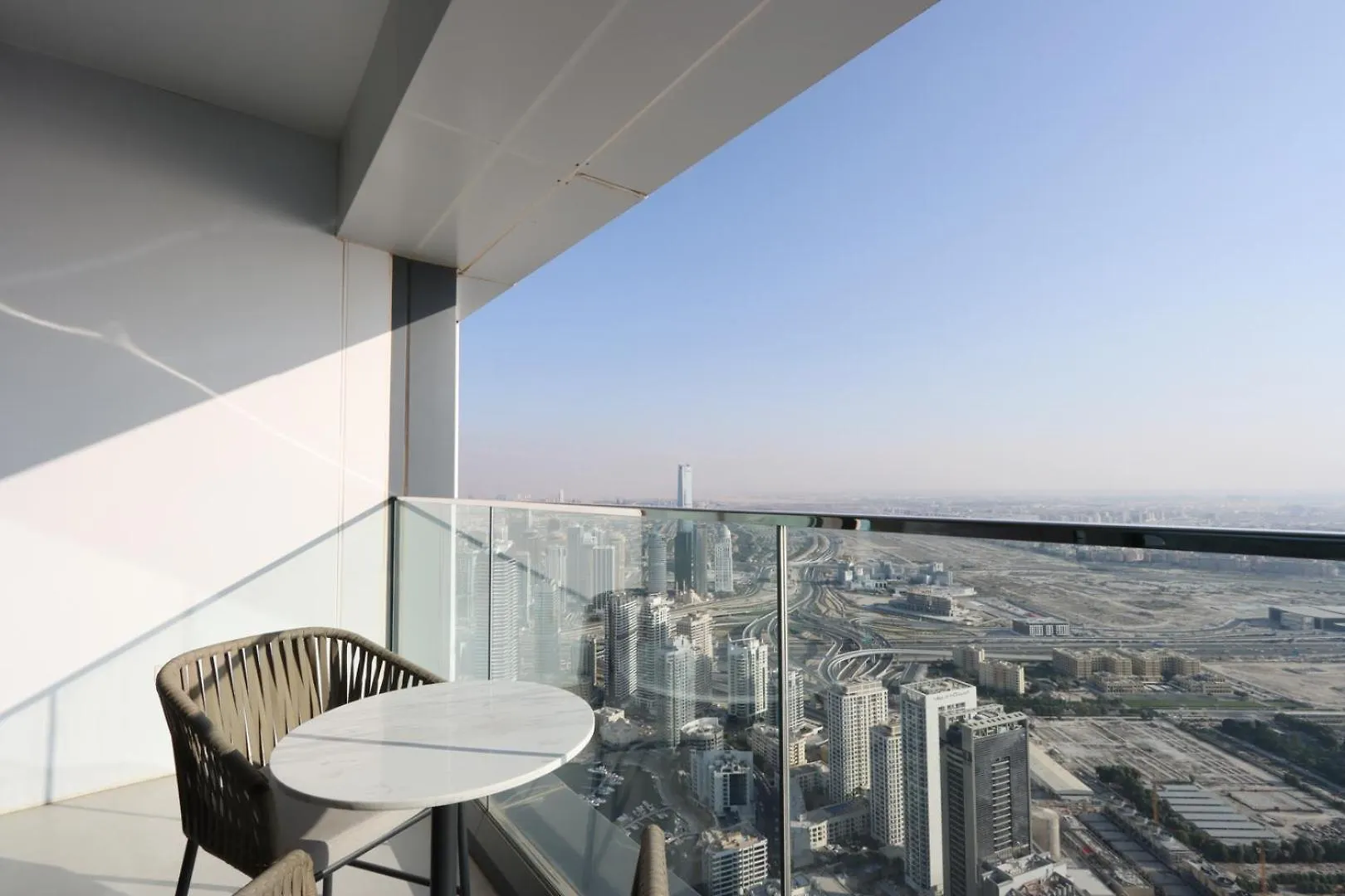 Livbnb-Sleek 2B Where City And Sky Meets The Sea Dubai