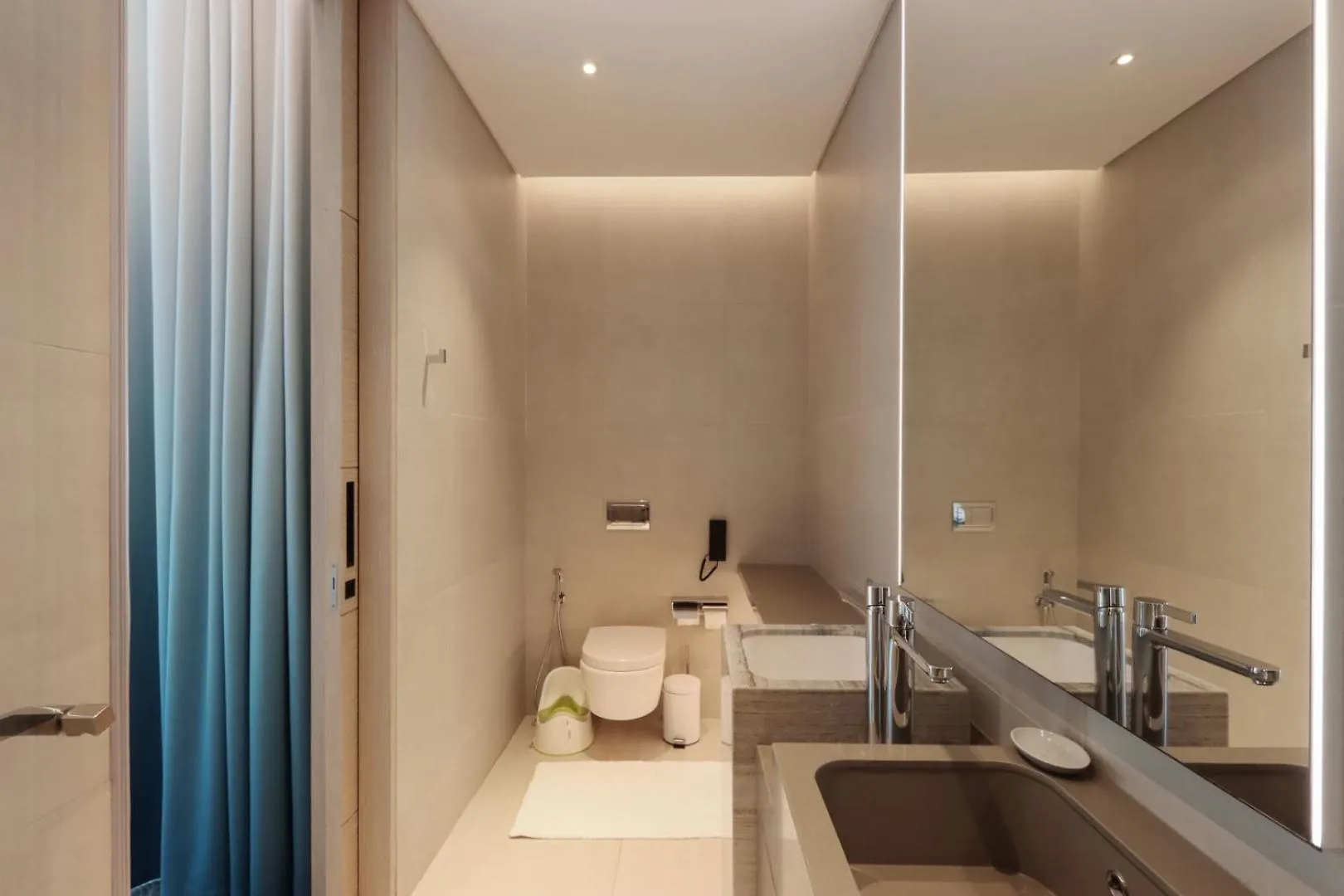 Livbnb-Sleek 2B Where City And Sky Meets The Sea Dubai Apartment