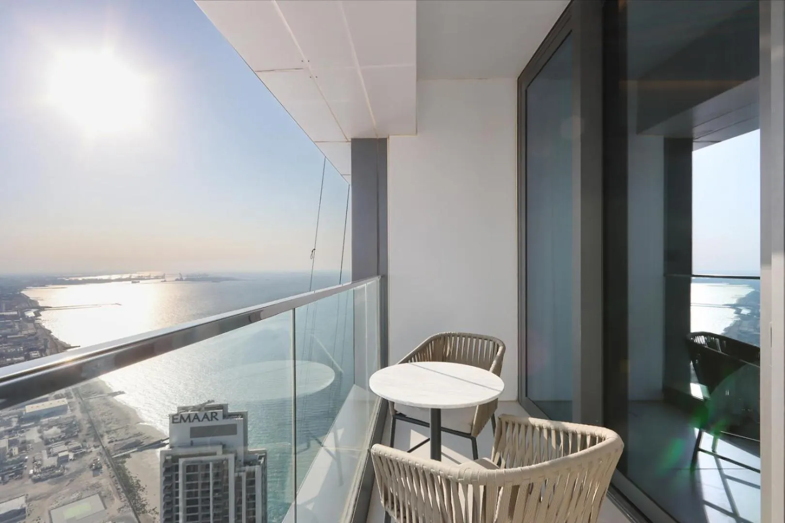 Livbnb-Sleek 2B Where City And Sky Meets The Sea Dubai